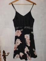 Schwarzes Kleid mit Blumen Muster in Größe 38 Wurster Nordseeküste - Nordholz Vorschau