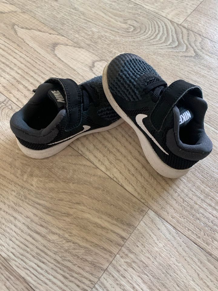 Süße Baby Nike Sneaker 21 in Bad Schwartau