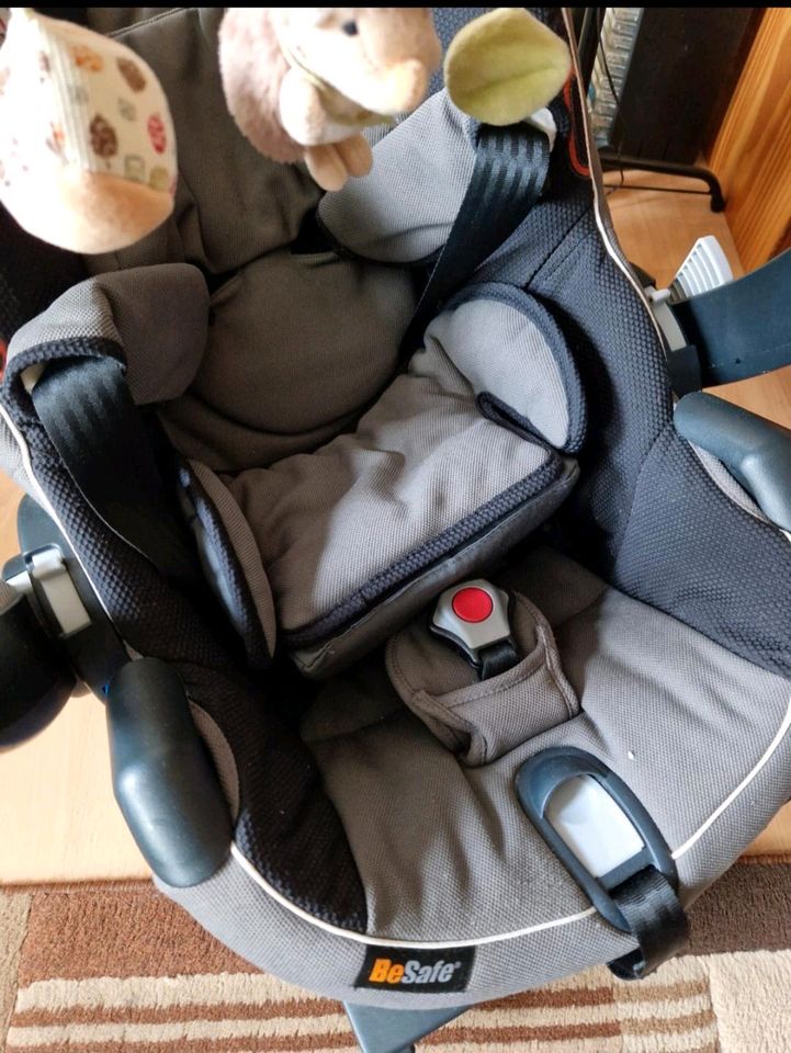 Babyschale, Maxi Cosi von der Marke BeSafe mit Isofix station in Calw