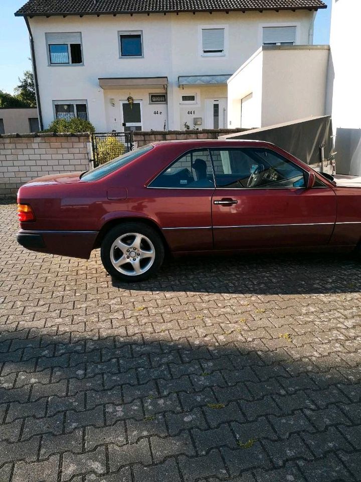 Oldtimer Mercedes 230 ce in Erlenbach am Main 