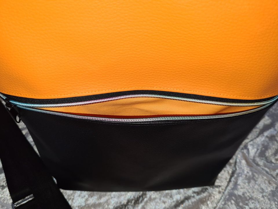 Umhängetasche „Flippo“ orange schwarz / Gurtbandtasche in Hamburg