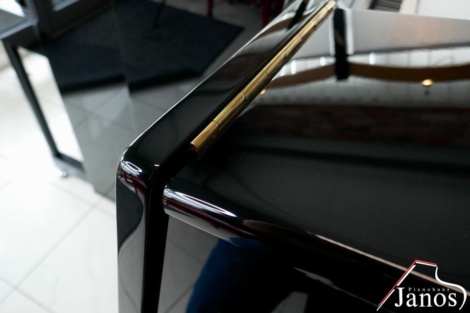 Steinway & Sons Klavier ✱ Modell Z ✱ 114 cm ✱ Schwarz Hochglanz in Königsbrunn