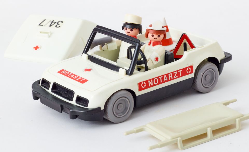 Vintage Playmobil Notarzt Auto + 2 Figuren m. Bahre in Düsseldorf