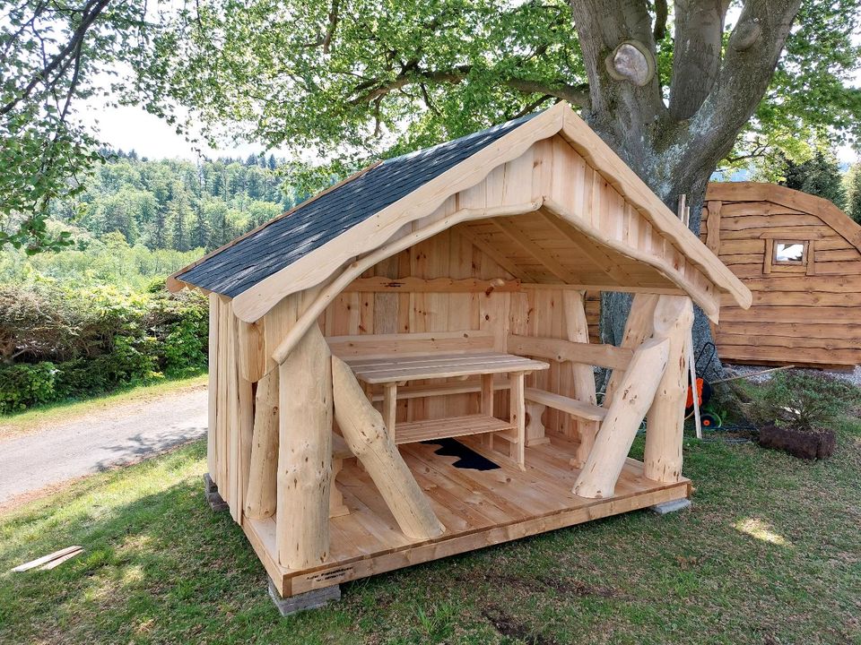 Waldschänke Überdachte Sitzgruppe Wanderhütte Futterkrippe in Hecken