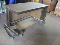 Arbeitstisch mit Schubladen rechte Seite, sehr stabil, aus Metall Hessen - Rotenburg Vorschau