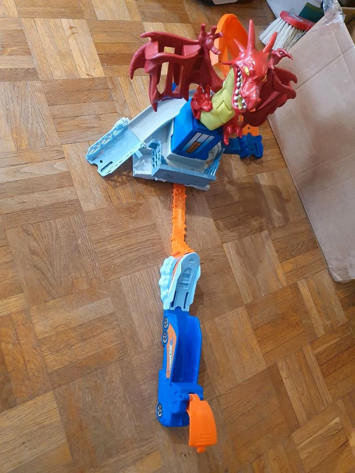 Hot Wheels Drachenbahn Dragon Smash-Showdown DWL04 in Eimeldingen