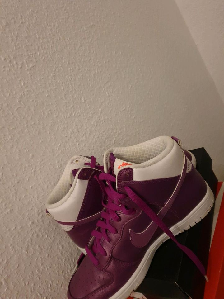 Nike Womens Dunk High Purple Metallic Grösse 40.5 rare in Berlin