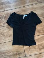 schwarzes T-shirt mit geriffelten Ärmeln Berlin - Neukölln Vorschau