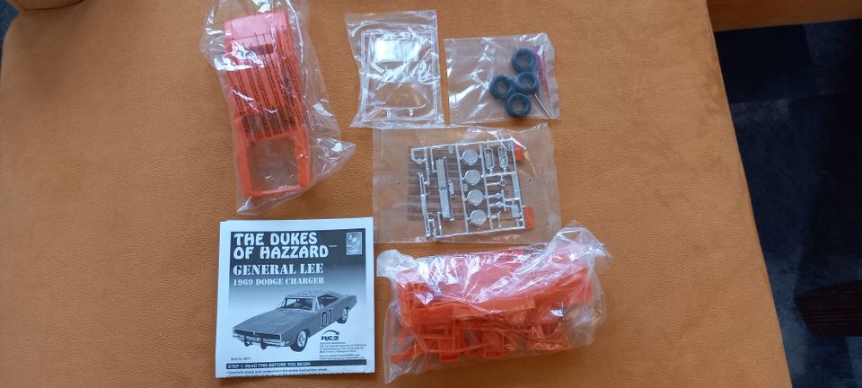 AMT ERTL - The Dukes of Hazzard General Lee Dodge Charger 1:25 in Berlin