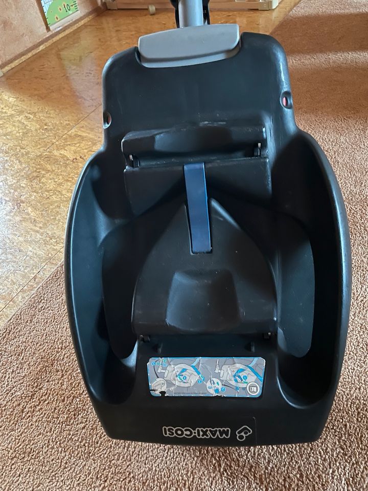 Maxi Cosi Babyschale inkl. Easy Fix in Schlettau