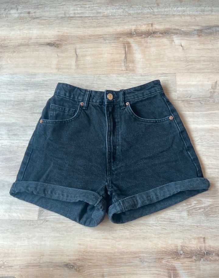 Mom Shorts Zara Schwarz in Jena