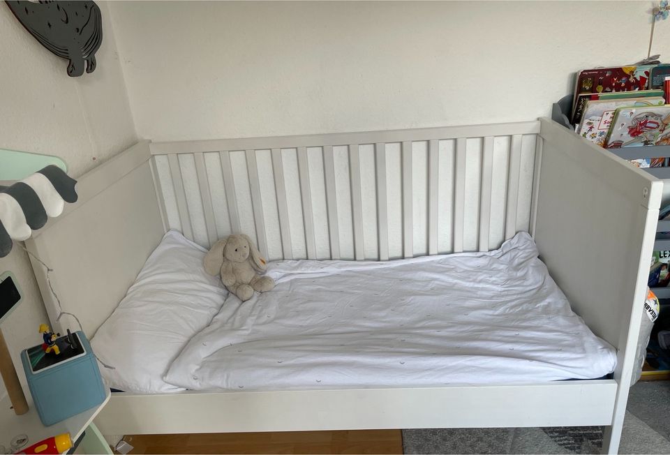 Babybett, weiß, 70x140 cm von Ikea SUNDVIK + Schaummatratze in Bremen