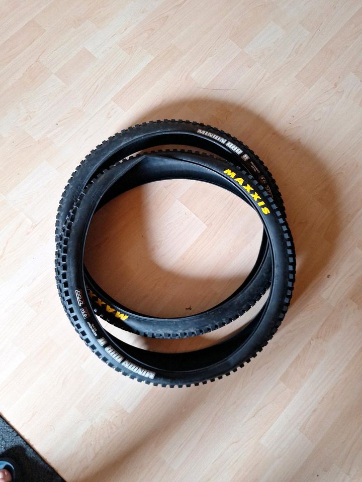 Verkaufe 2 MAXXIS MINION DHR II 26x2.4 Reifen in Schorndorf