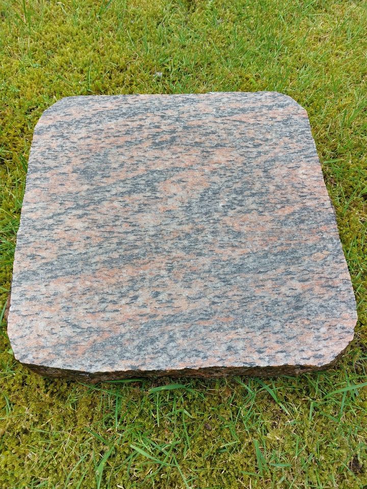 Granit Urnengrabplatte 30x30x6cm im Material Himalaya in Warendorf