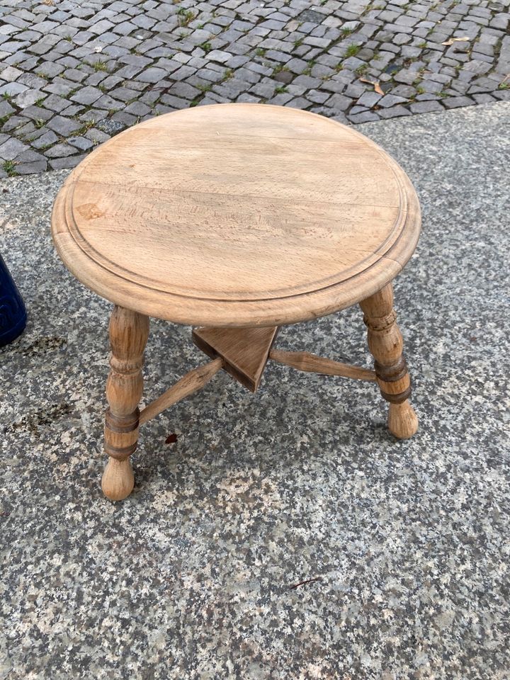 antiker Holz-Hocker Schemel Stool Nachttisch Dreibein Loft in Berlin