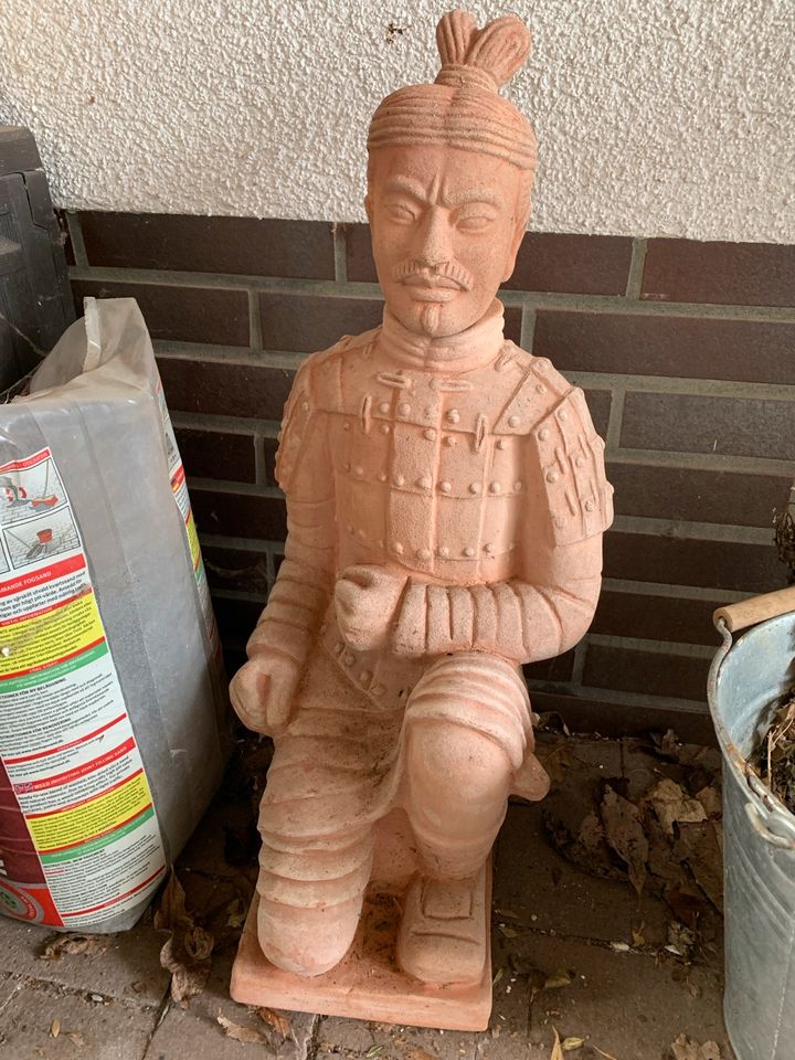 Ton Terrakotta Figur Garten Chinesischer Krieger Statue in Staufenberg