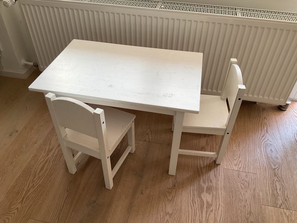 IKEA Sundvik Kindertisch inkl. 2 Stühle weiß in München