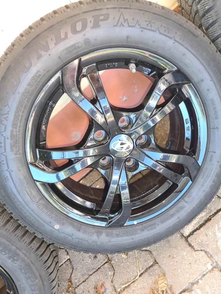 4x Winterreifen Dunlop 205/60R16 H auf Hyundai Alu-Felge in Kleinwallstadt