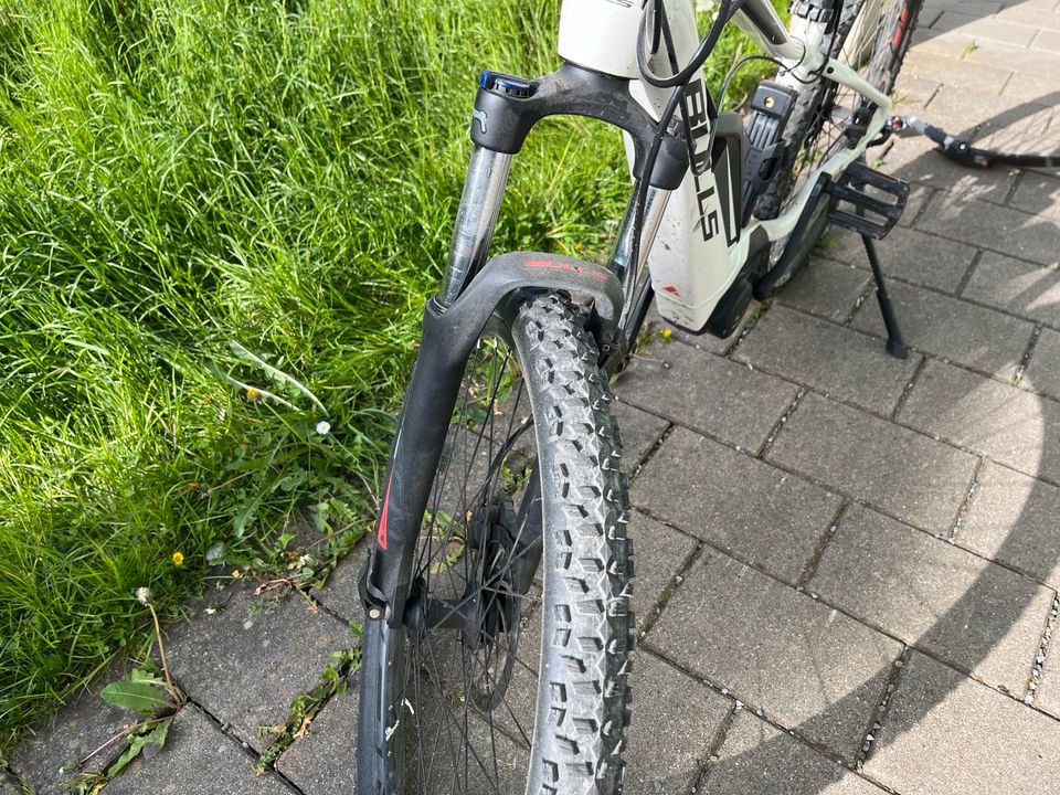 Schönes E- Damen Mountainbike mit Zubehör in Lindau