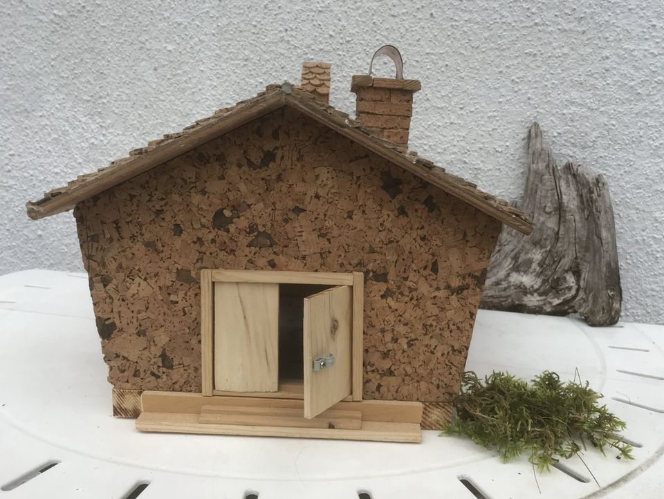 Deko Haus, Kleines Haus Kleintierhaus 45x36 cm, Kork und Kupfer in Emmingen-Liptingen