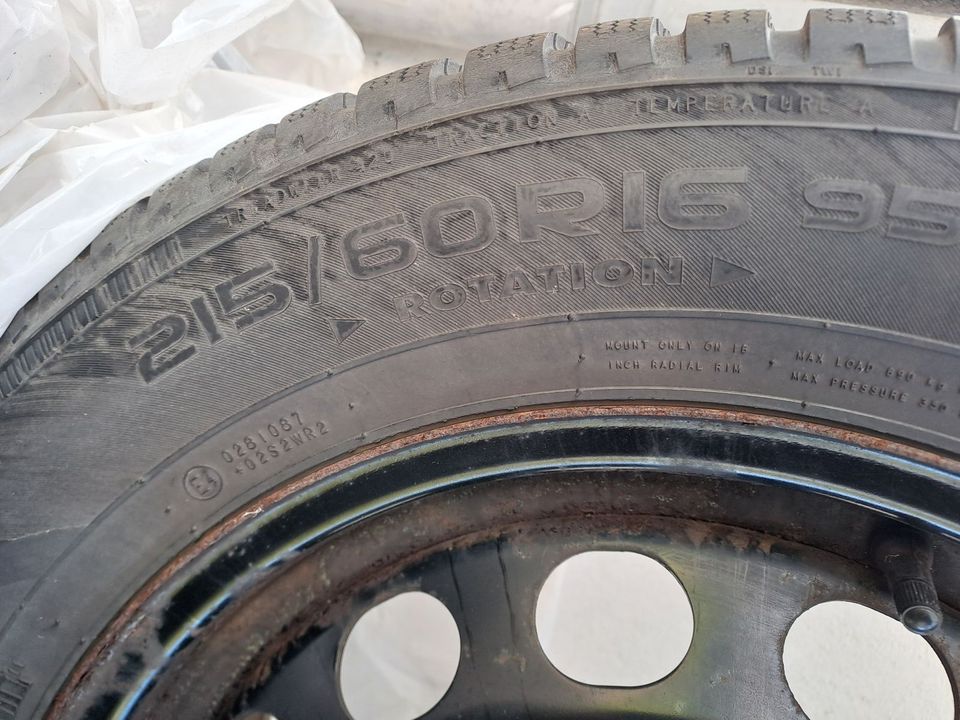 Satz Winterreifen auf Stahlfelge Nokian 215/60 R16 in Timmendorfer Strand 