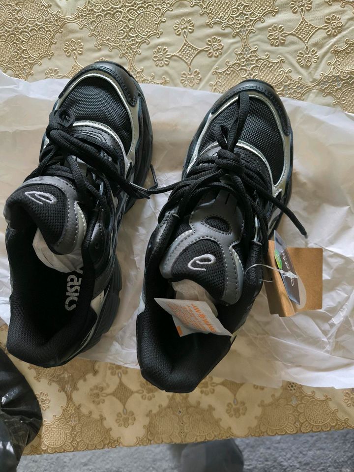 Neue, asics-Schuhe, Größe 39, klein für meinen Sohn in Hilden