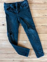 Slim fit Jeans schwarz reserved used-Effekt Gr. 128  Bayern - Teublitz Vorschau