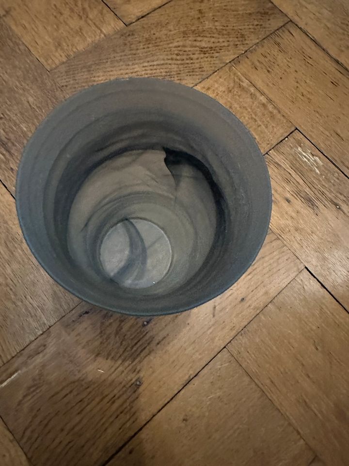 Vase Blumenvase grau aus Glas in München