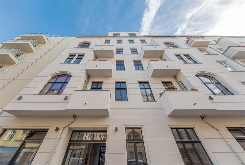 EXKLUSIVE 2-ZI.-WOHNUNG mit großem Sonnenbalkon - IN TOPMODERNISIERTEM ALTBAU - nur 100m zur Spree! in Berlin