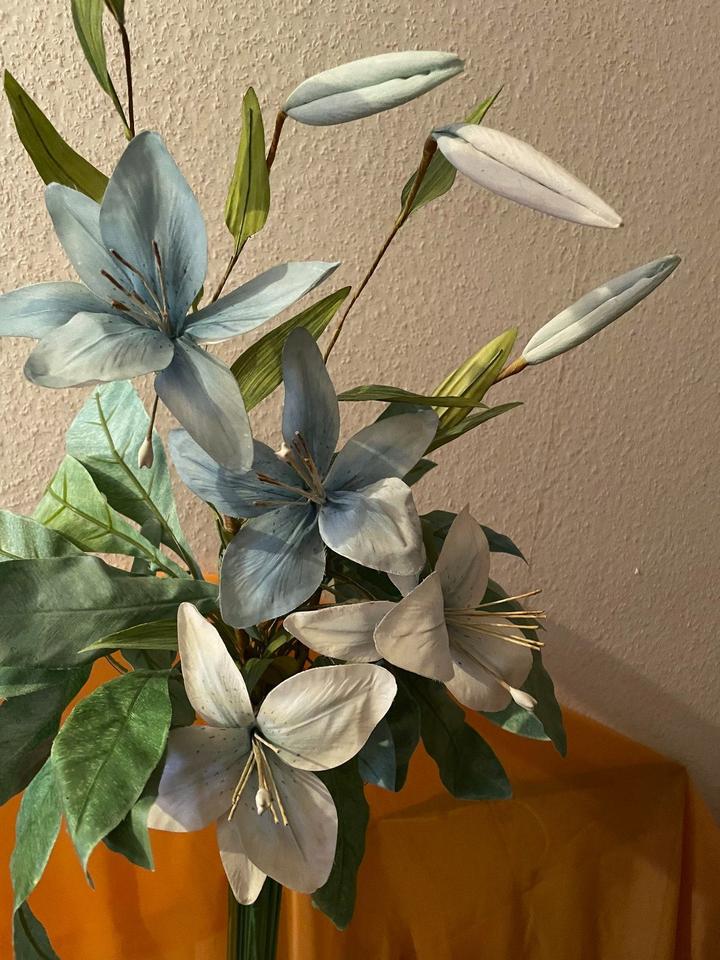 Große Kunstblumen Lilien mit Vase, ca. 90 cm hoch, gebraucht in Meißen