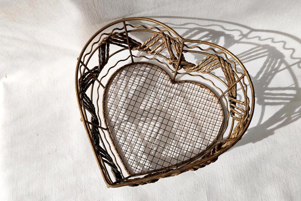 Retro-Korb aus goldfarbenem Metalldraht in Herzform, 17x18 cm in Geisenheim