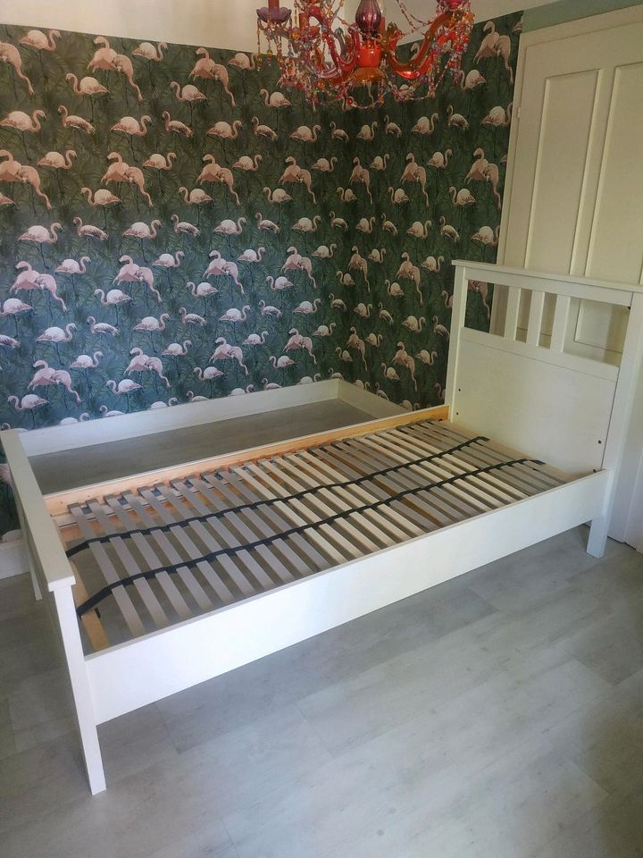 Ikea Hemnes Bett 90x200 cm weiß gebeizt inkl. Lattenrost in Aumühle bei Hamburg