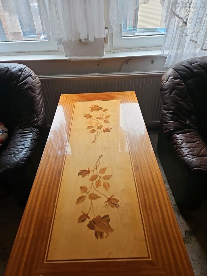 Holztisch mit hübschen Motiv in Bad Langensalza