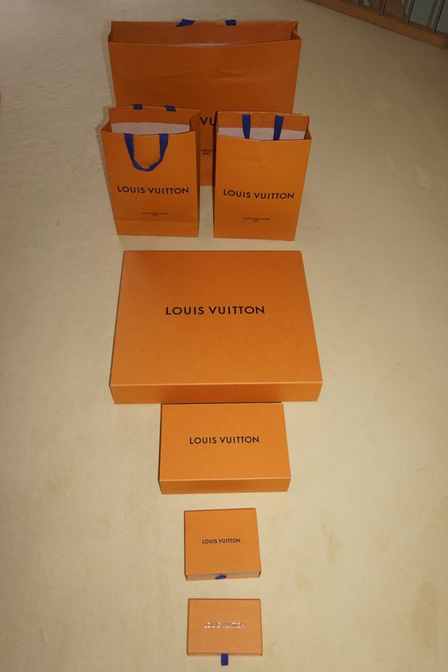 Louis Vuitton Kartons, Tragetaschen. Neuwertig! in Regensburg