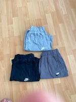 3 Nike Shorts in schwarz, dunkelgrau und grau Mitte - Tiergarten Vorschau