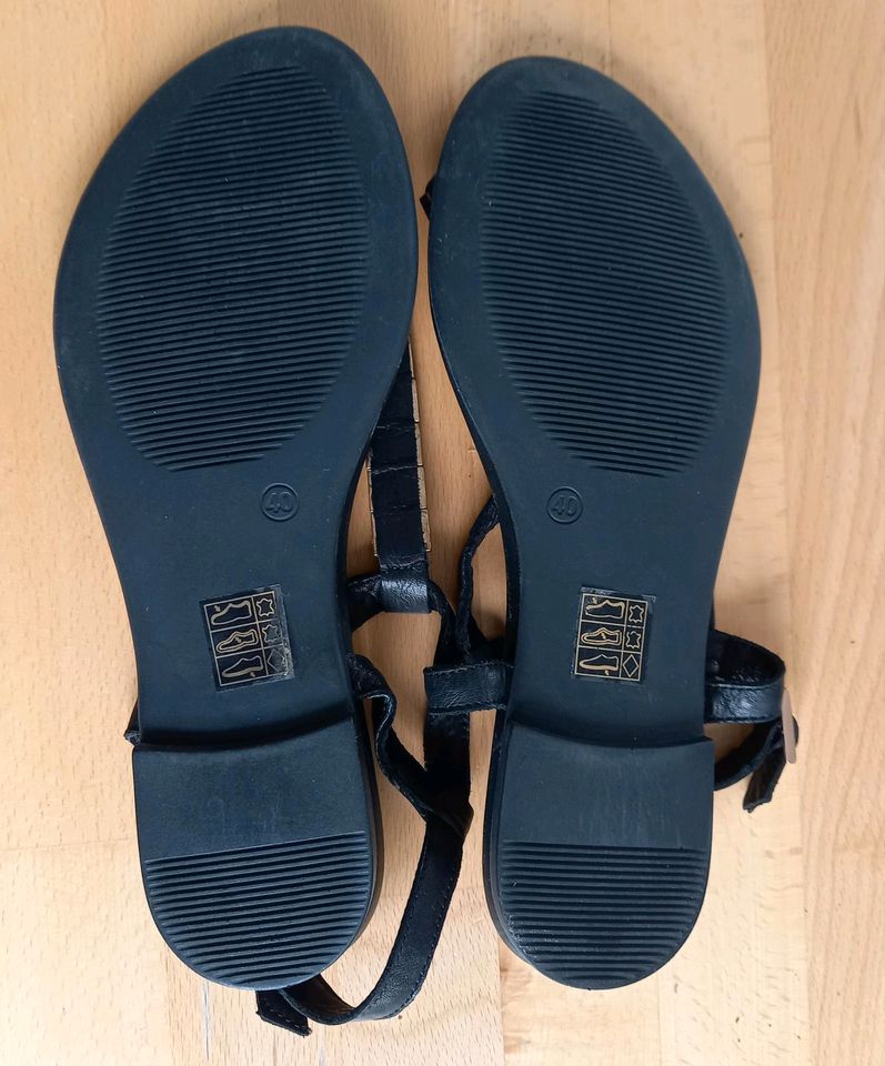 Leder-Zehen-Sandalen,schwarz, Größe 40 in Lügde