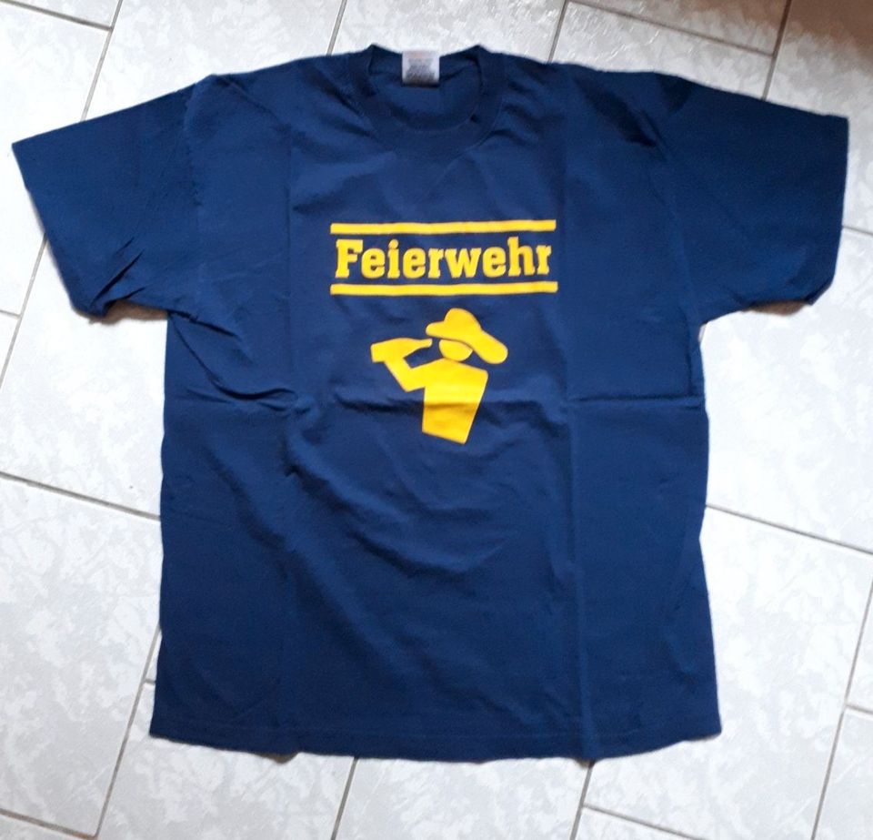 T-Shirt mit Motiv „Feierwehr“ in Remshalden