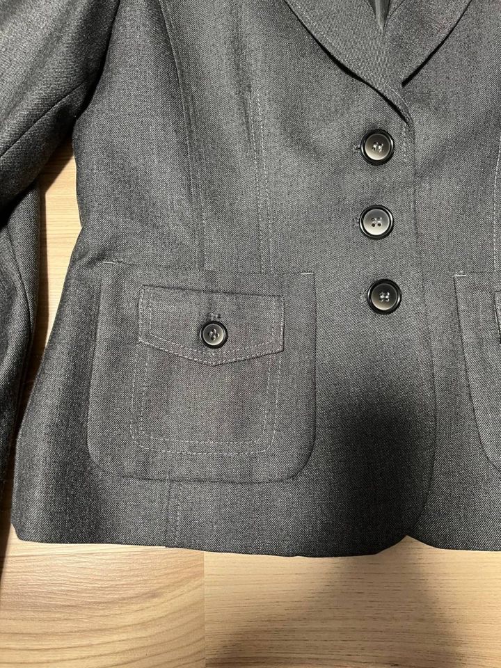 Blazer mit Knöpfen von Zara, Größe 38 in Altötting