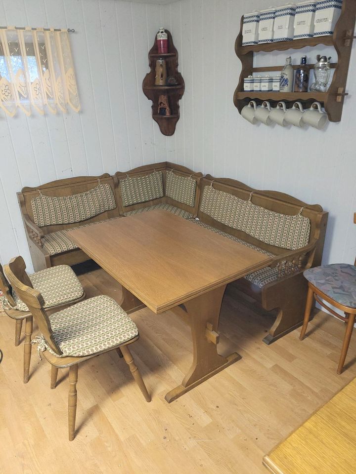 Eckbank mit Tisch und Stühle in Pforzheim