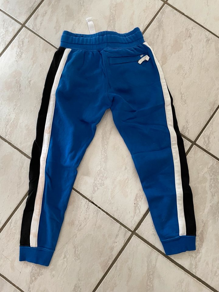 Nike Jogginghose Gr. 122-128 in Krombach