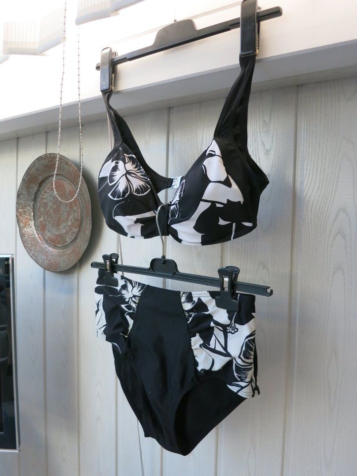 Damen Bikini schwarz-weiß Hose Gr.42. Oberteil Gr. 44 in Landshut