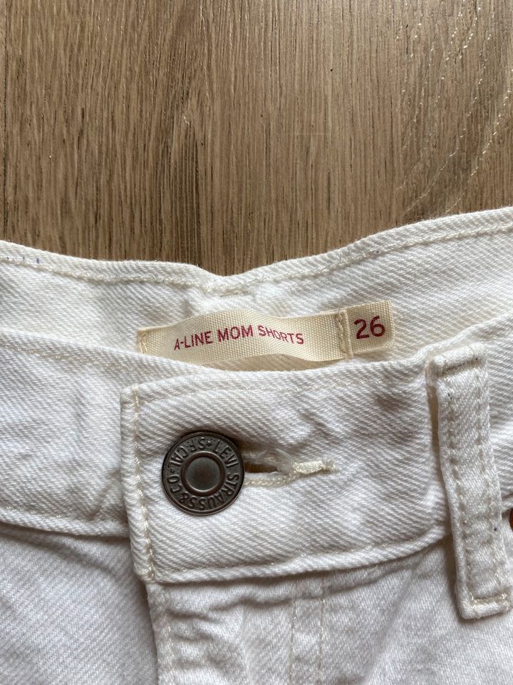 Levis A-Line Mom Jeans Shorts weiß in Worms