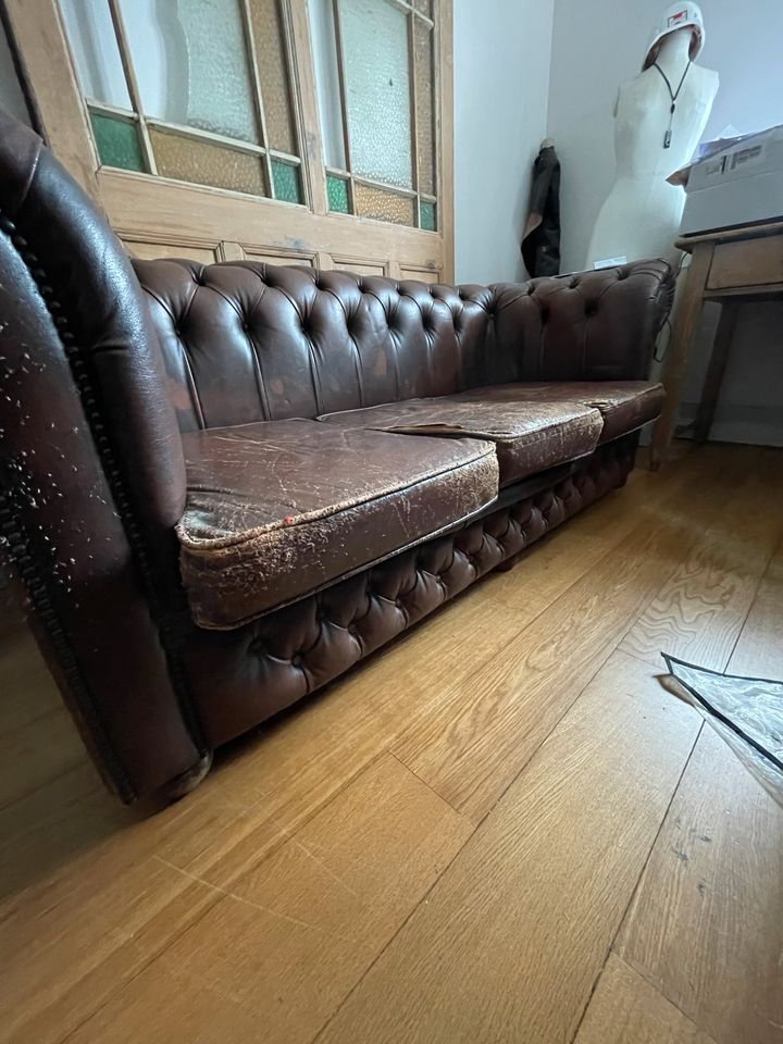 Chesterfield 3-er Sofa Original used nachhaltig Antik Dreisitzer in Kürten