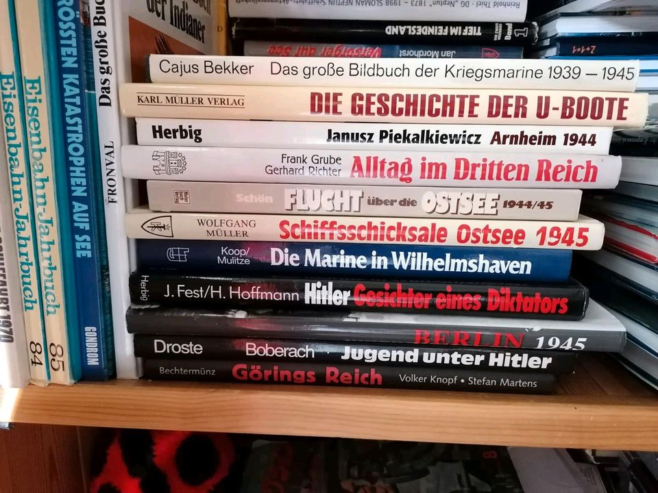 Konvolut 11 militärische Bücher im sauberen Zustand in Schwanewede