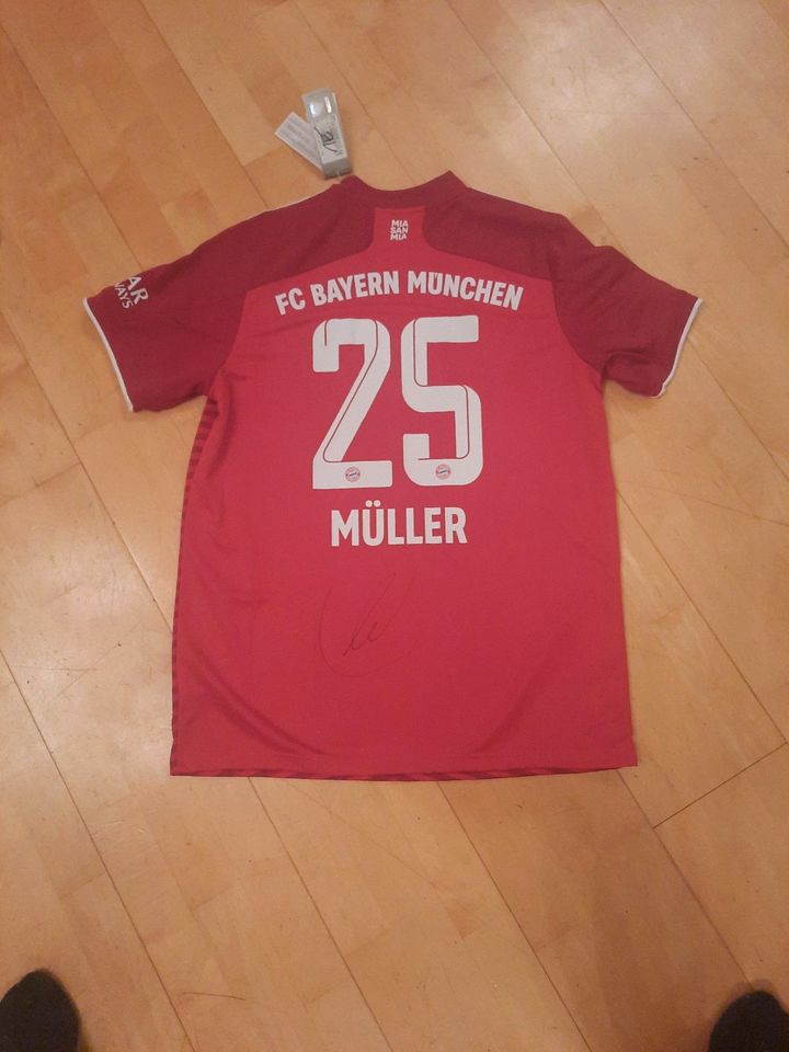 Ori. FC Bayern Trikot mit Signatur Thomas Müller in Schwarzenfeld