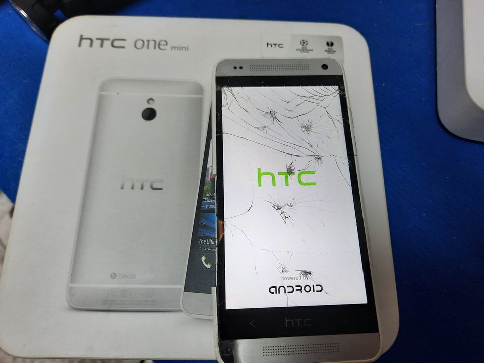 Htc one 801n in Rot und Htc mini weiss in Obernholz