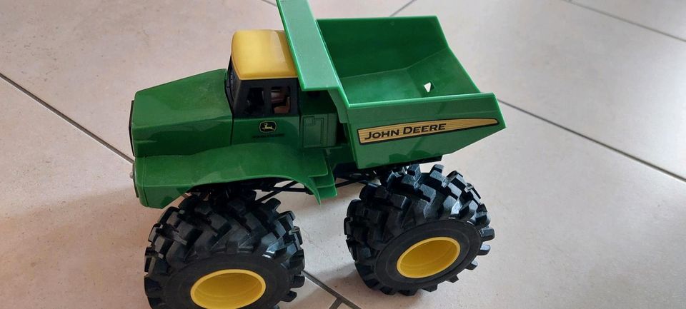 John Deere Kipplaster mit Geräusch- und Rüttelfunktion in Neubörger