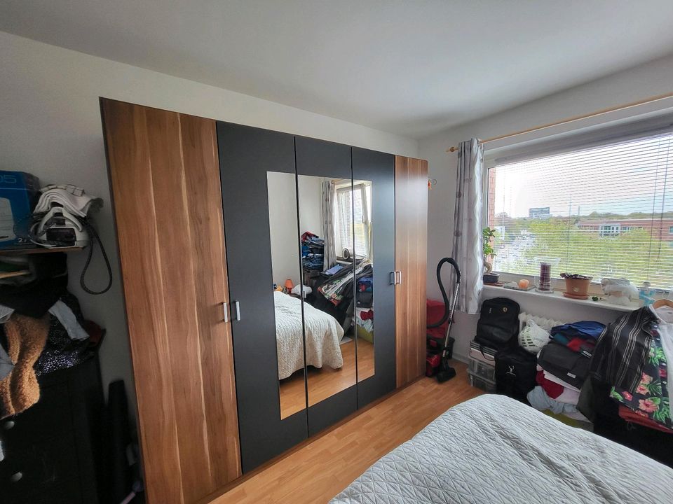 Schlafzimmer komplett mit Bett und 2 Nachttisch in Hamburg