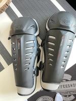 Fox Titan Race Knie-/Schienbeinschoner schwarz one size Sachsen - Pirna Vorschau