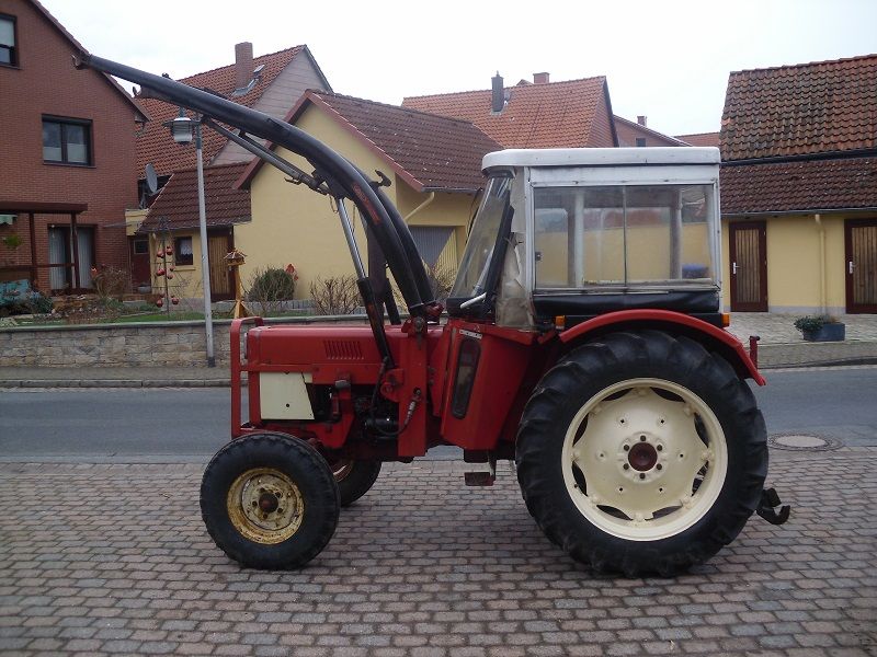 IHC Traktor 533 mit Frontlader in Hessisch Oldendorf